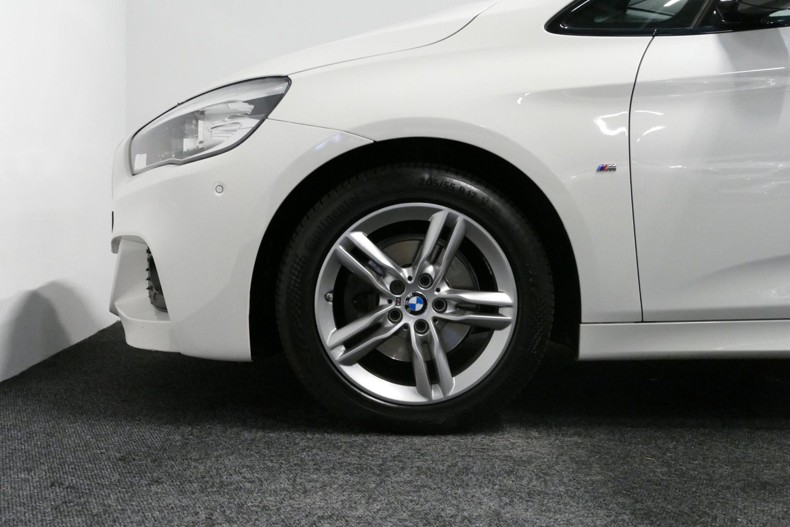 BMW 2 Serie Active Tourer 218i M Sport / Orig. Nederlands / Panoramadak / Elektr. verstelbare voorstoelen (links met memory) / Trekhaak (afneembaar) / Harman Kardon Sound System / Stoelverwarming / Lederen bekleding / HUD / Cruise Control / Navigatie / Elektr. achter