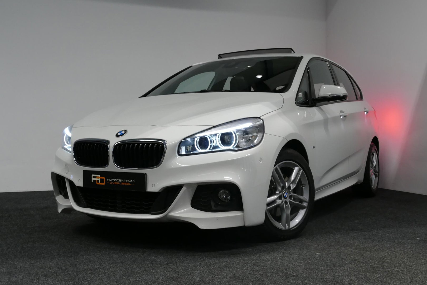 BMW 2 Serie Active Tourer 218i M Sport / Orig. Nederlands / Panoramadak / Elektr. verstelbare voorstoelen (links met memory) / Trekhaak (afneembaar) / Harman Kardon Sound System / Stoelverwarming / Lederen bekleding / HUD / Cruise Control / Navigatie / Elektr. achter
