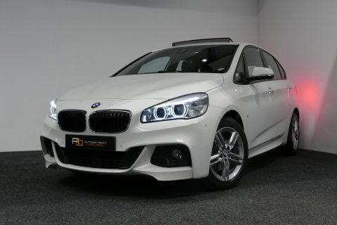 BMW 2 Serie Active Tourer 218i M Sport / Orig. Nederlands / Panoramadak / Elektr. verstelbare voorstoelen (links met memory) / Trekhaak (afneembaar) / Harman Kardon Sound System / Stoelverwarming / Lederen bekleding / HUD / Cruise Control / Navigatie / Elektr. achter