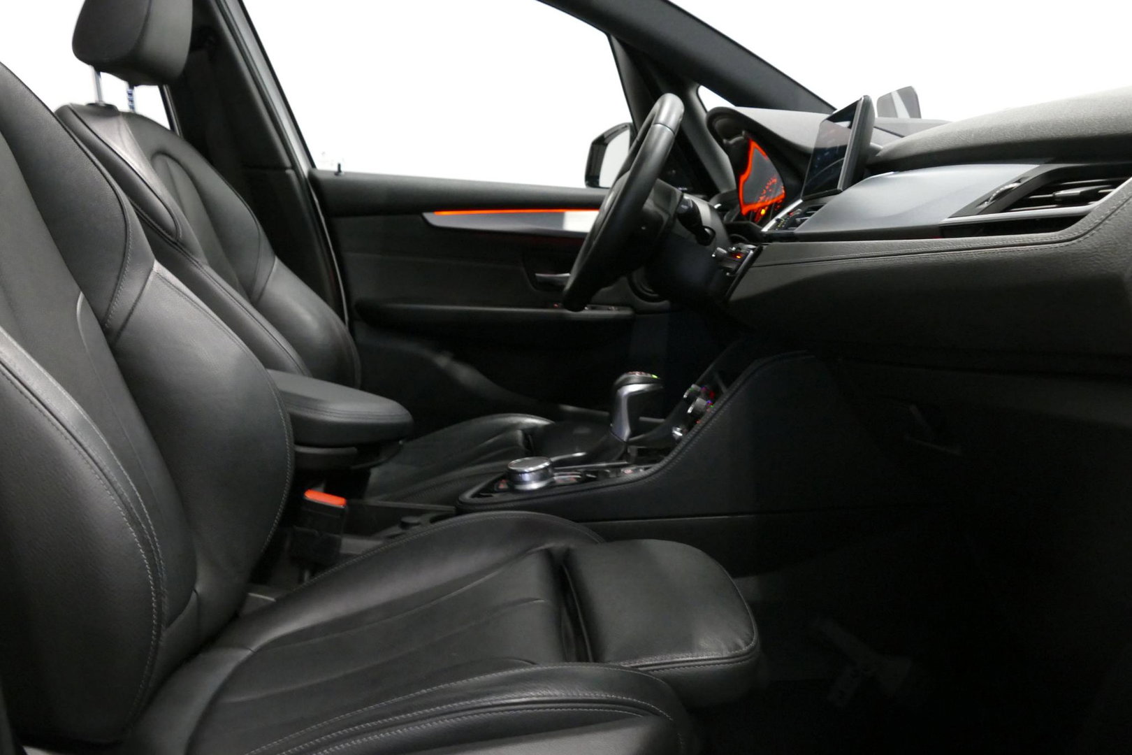 BMW 2 Serie Active Tourer 218i M Sport / Orig. Nederlands / Panoramadak / Elektr. verstelbare voorstoelen (links met memory) / Trekhaak (afneembaar) / Harman Kardon Sound System / Stoelverwarming / Lederen bekleding / HUD / Cruise Control / Navigatie / Elektr. achter