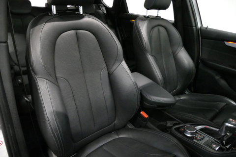 BMW 2 Serie Active Tourer 218i M Sport / Orig. Nederlands / Panoramadak / Elektr. verstelbare voorstoelen (links met memory) / Trekhaak (afneembaar) / Harman Kardon Sound System / Stoelverwarming / Lederen bekleding / HUD / Cruise Control / Navigatie / Elektr. achter