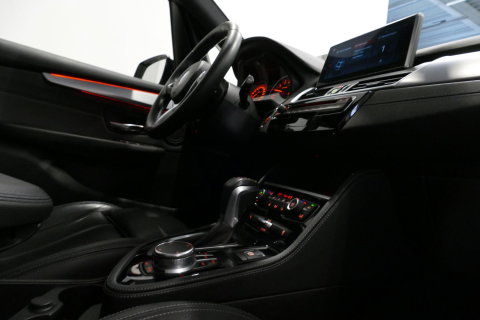 BMW 2 Serie Active Tourer 218i M Sport / Orig. Nederlands / Panoramadak / Elektr. verstelbare voorstoelen (links met memory) / Trekhaak (afneembaar) / Harman Kardon Sound System / Stoelverwarming / Lederen bekleding / HUD / Cruise Control / Navigatie / Elektr. achter