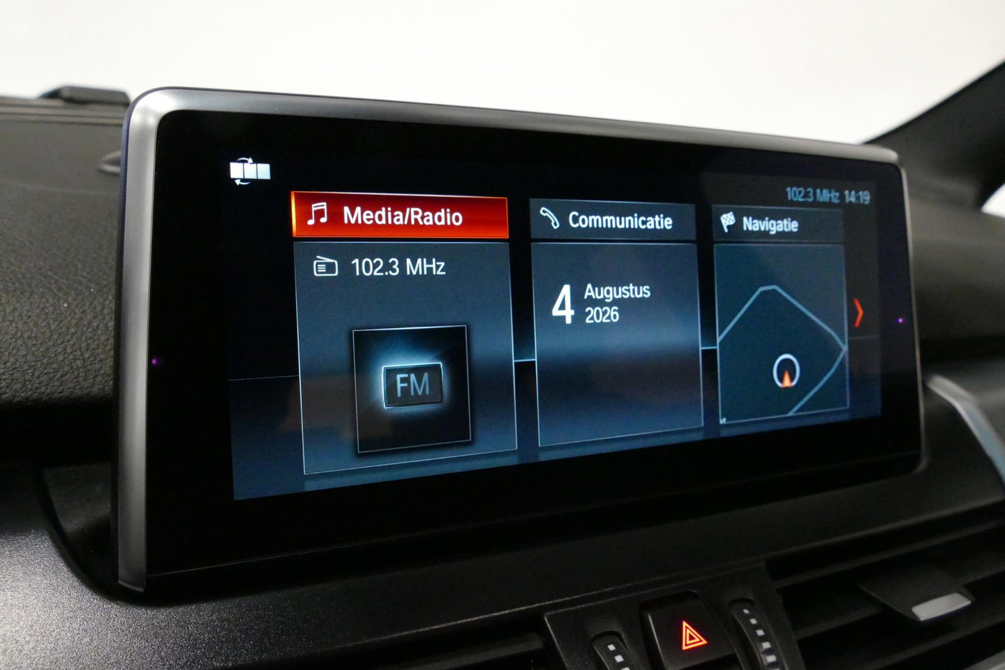 BMW 2 Serie Active Tourer 218i M Sport / Orig. Nederlands / Panoramadak / Elektr. verstelbare voorstoelen (links met memory) / Trekhaak (afneembaar) / Harman Kardon Sound System / Stoelverwarming / Lederen bekleding / HUD / Cruise Control / Navigatie / Elektr. achter