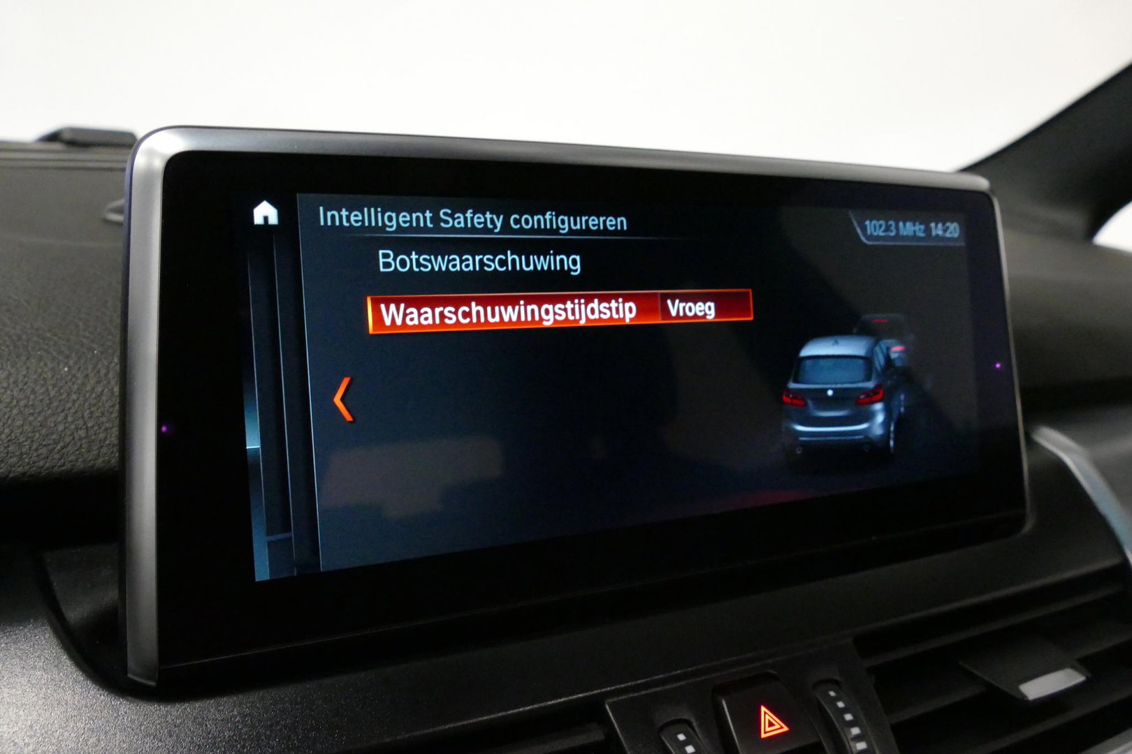 BMW 2 Serie Active Tourer 218i M Sport / Orig. Nederlands / Panoramadak / Elektr. verstelbare voorstoelen (links met memory) / Trekhaak (afneembaar) / Harman Kardon Sound System / Stoelverwarming / Lederen bekleding / HUD / Cruise Control / Navigatie / Elektr. achter