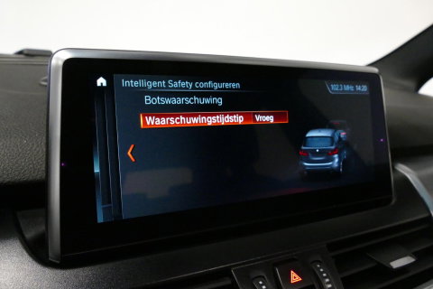 BMW 2 Serie Active Tourer 218i M Sport / Orig. Nederlands / Panoramadak / Elektr. verstelbare voorstoelen (links met memory) / Trekhaak (afneembaar) / Harman Kardon Sound System / Stoelverwarming / Lederen bekleding / HUD / Cruise Control / Navigatie / Elektr. achter