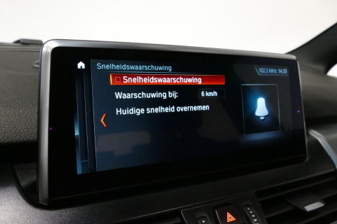 BMW 2 Serie Active Tourer 218i M Sport / Orig. Nederlands / Panoramadak / Elektr. verstelbare voorstoelen (links met memory) / Trekhaak (afneembaar) / Harman Kardon Sound System / Stoelverwarming / Lederen bekleding / HUD / Cruise Control / Navigatie / Elektr. achter