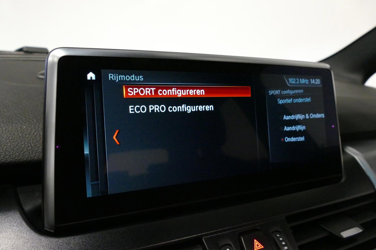BMW 2 Serie Active Tourer 218i M Sport / Orig. Nederlands / Panoramadak / Elektr. verstelbare voorstoelen (links met memory) / Trekhaak (afneembaar) / Harman Kardon Sound System / Stoelverwarming / Lederen bekleding / HUD / Cruise Control / Navigatie / Elektr. achter