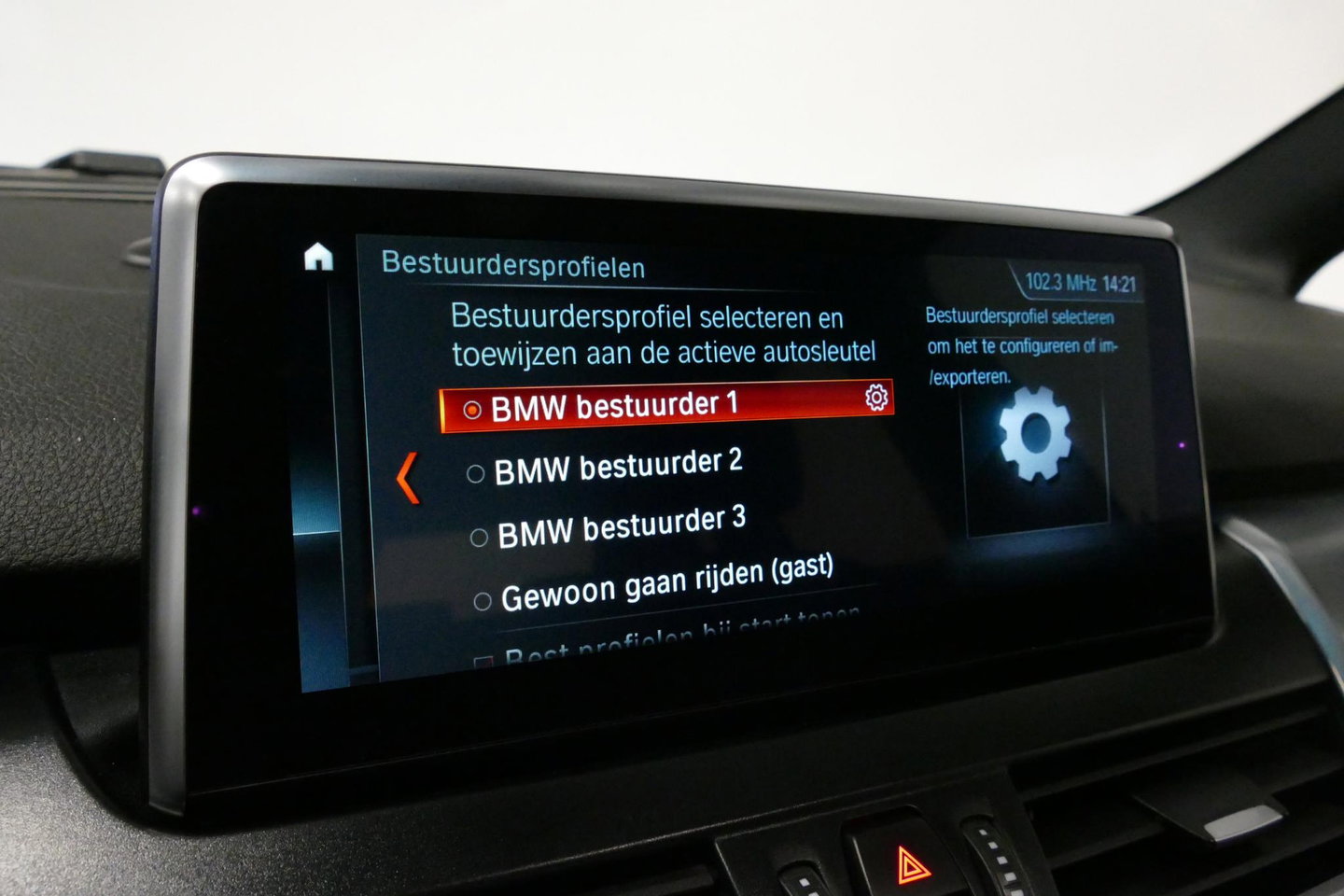 BMW 2 Serie Active Tourer 218i M Sport / Orig. Nederlands / Panoramadak / Elektr. verstelbare voorstoelen (links met memory) / Trekhaak (afneembaar) / Harman Kardon Sound System / Stoelverwarming / Lederen bekleding / HUD / Cruise Control / Navigatie / Elektr. achter