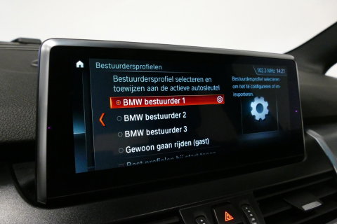 BMW 2 Serie Active Tourer 218i M Sport / Orig. Nederlands / Panoramadak / Elektr. verstelbare voorstoelen (links met memory) / Trekhaak (afneembaar) / Harman Kardon Sound System / Stoelverwarming / Lederen bekleding / HUD / Cruise Control / Navigatie / Elektr. achter