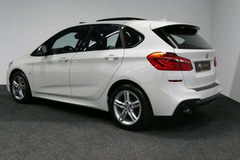 BMW 2 Serie Active Tourer 218i M Sport / Orig. Nederlands / Panoramadak / Elektr. verstelbare voorstoelen (links met memory) / Trekhaak (afneembaar) / Harman Kardon Sound System / Stoelverwarming / Lederen bekleding / HUD / Cruise Control / Navigatie / Elektr. achter