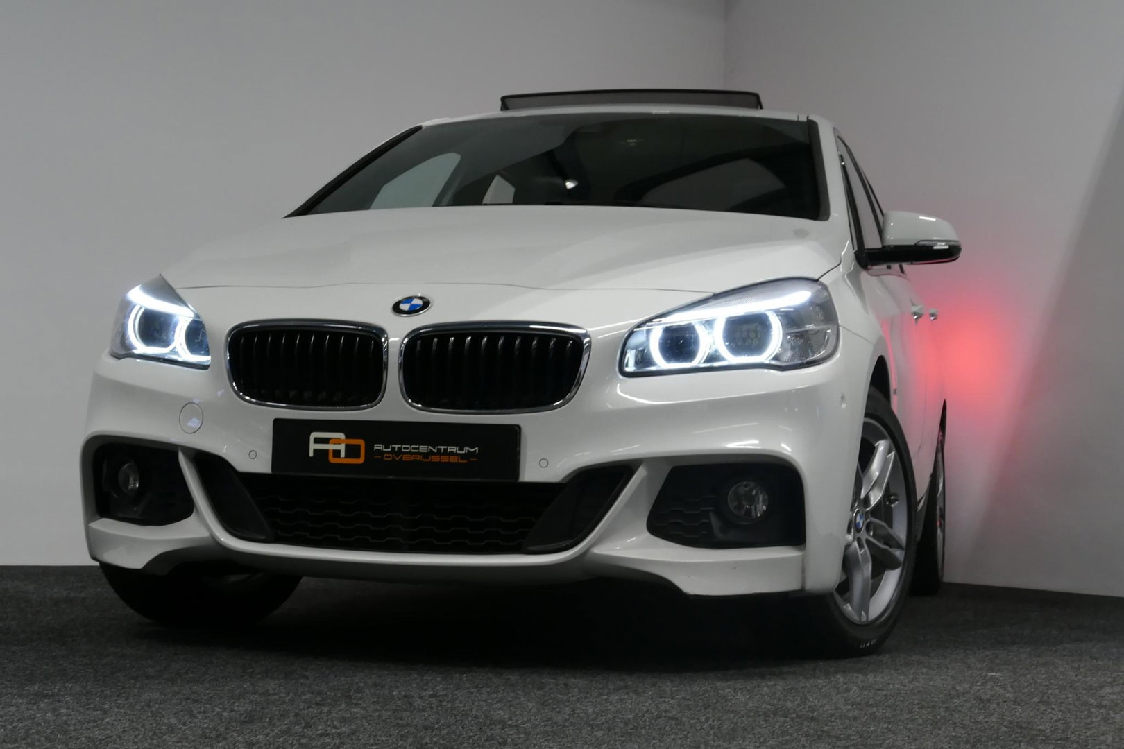 BMW 2 Serie Active Tourer 218i M Sport / Orig. Nederlands / Panoramadak / Elektr. verstelbare voorstoelen (links met memory) / Trekhaak (afneembaar) / Harman Kardon Sound System / Stoelverwarming / Lederen bekleding / HUD / Cruise Control / Navigatie / Elektr. achter