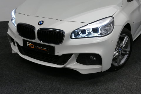 BMW 2 Serie Active Tourer 218i M Sport / Orig. Nederlands / Panoramadak / Elektr. verstelbare voorstoelen (links met memory) / Trekhaak (afneembaar) / Harman Kardon Sound System / Stoelverwarming / Lederen bekleding / HUD / Cruise Control / Navigatie / Elektr. achter