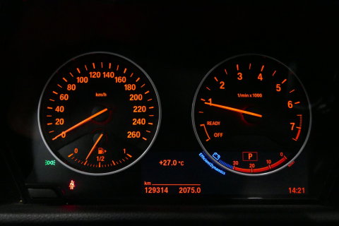 BMW 2 Serie Active Tourer 218i M Sport / Orig. Nederlands / Panoramadak / Elektr. verstelbare voorstoelen (links met memory) / Trekhaak (afneembaar) / Harman Kardon Sound System / Stoelverwarming / Lederen bekleding / HUD / Cruise Control / Navigatie / Elektr. achter