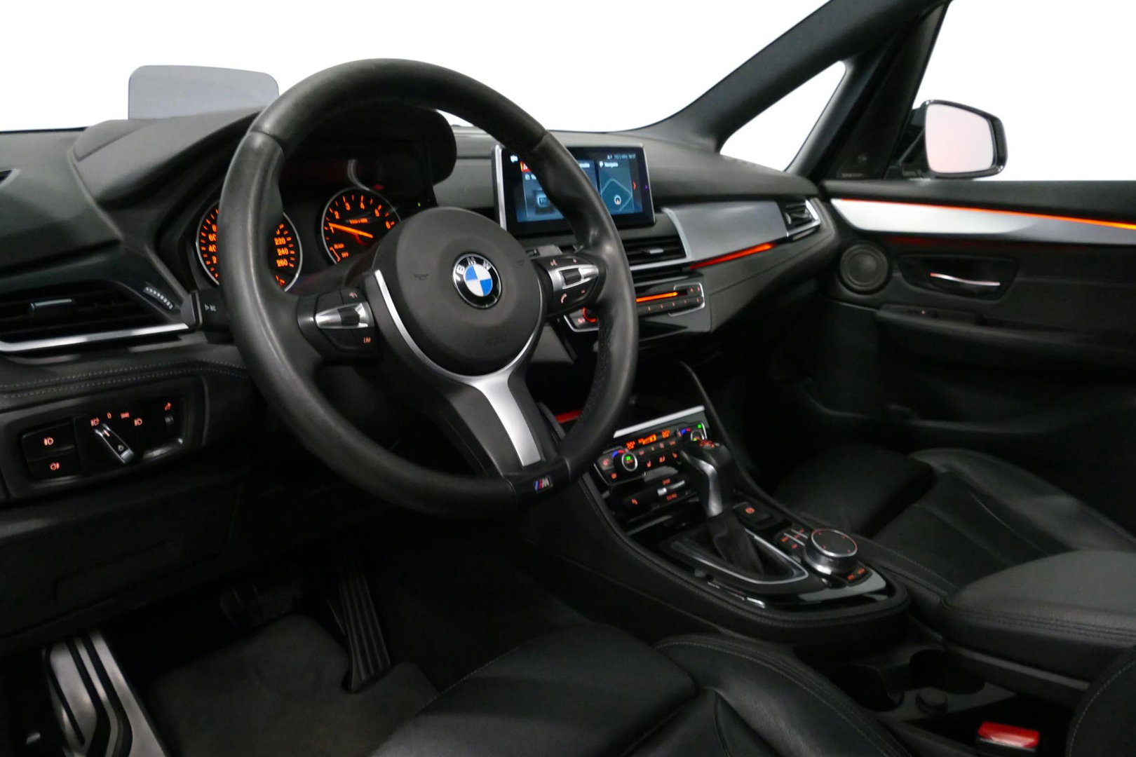 BMW 2 Serie Active Tourer 218i M Sport / Orig. Nederlands / Panoramadak / Elektr. verstelbare voorstoelen (links met memory) / Trekhaak (afneembaar) / Harman Kardon Sound System / Stoelverwarming / Lederen bekleding / HUD / Cruise Control / Navigatie / Elektr. achter