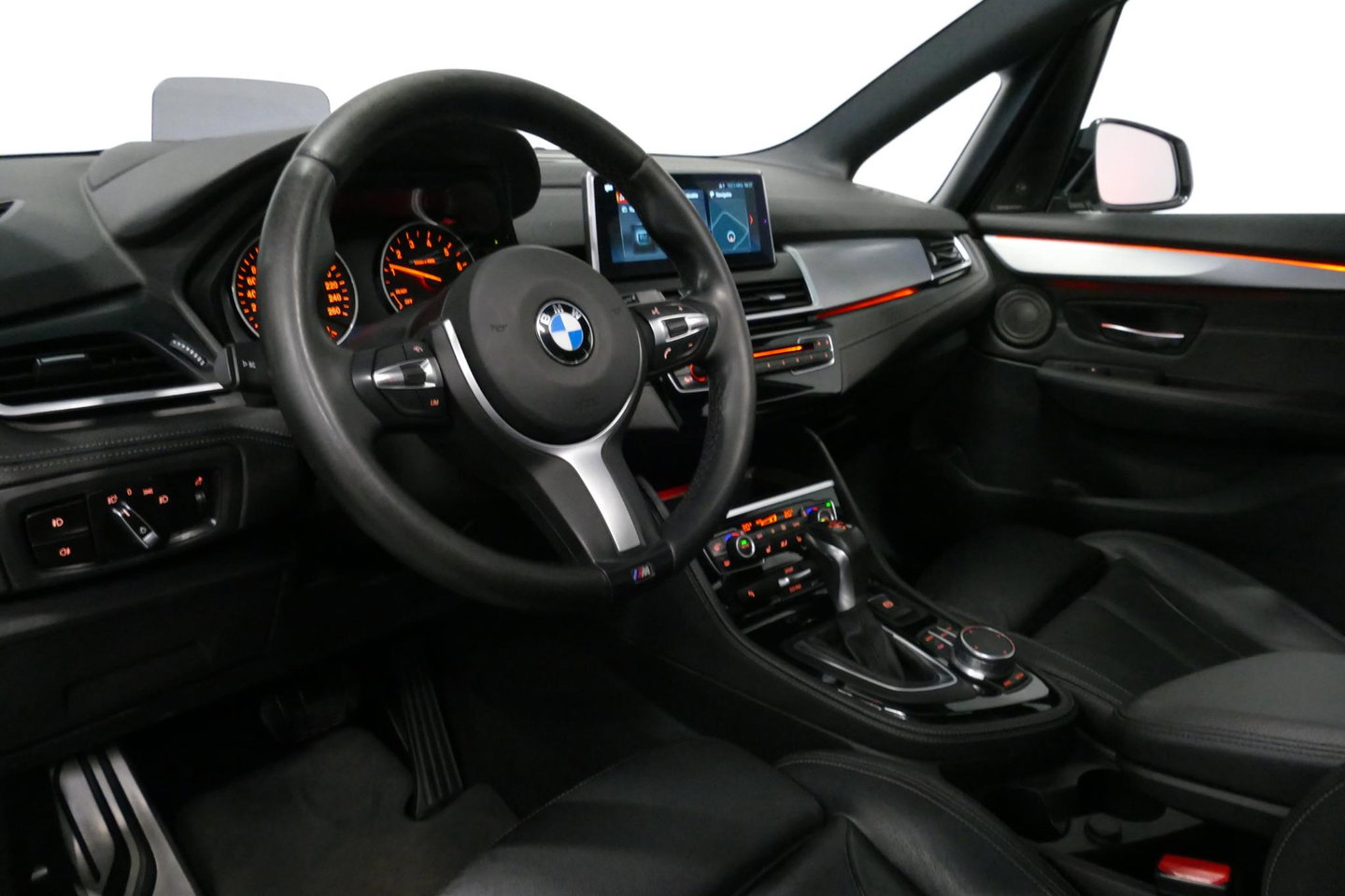 BMW 2 Serie Active Tourer 218i M Sport / Orig. Nederlands / Panoramadak / Elektr. verstelbare voorstoelen (links met memory) / Trekhaak (afneembaar) / Harman Kardon Sound System / Stoelverwarming / Lederen bekleding / HUD / Cruise Control / Navigatie / Elektr. achter