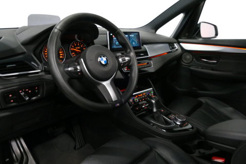BMW 2 Serie Active Tourer 218i M Sport / Orig. Nederlands / Panoramadak / Elektr. verstelbare voorstoelen (links met memory) / Trekhaak (afneembaar) / Harman Kardon Sound System / Stoelverwarming / Lederen bekleding / HUD / Cruise Control / Navigatie / Elektr. achter