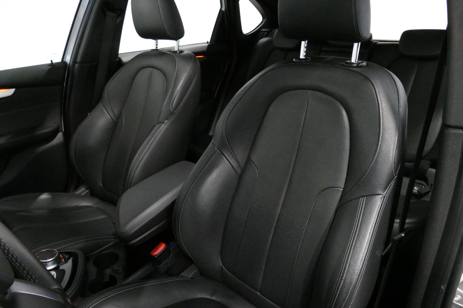 BMW 2 Serie Active Tourer 218i M Sport / Orig. Nederlands / Panoramadak / Elektr. verstelbare voorstoelen (links met memory) / Trekhaak (afneembaar) / Harman Kardon Sound System / Stoelverwarming / Lederen bekleding / HUD / Cruise Control / Navigatie / Elektr. achter