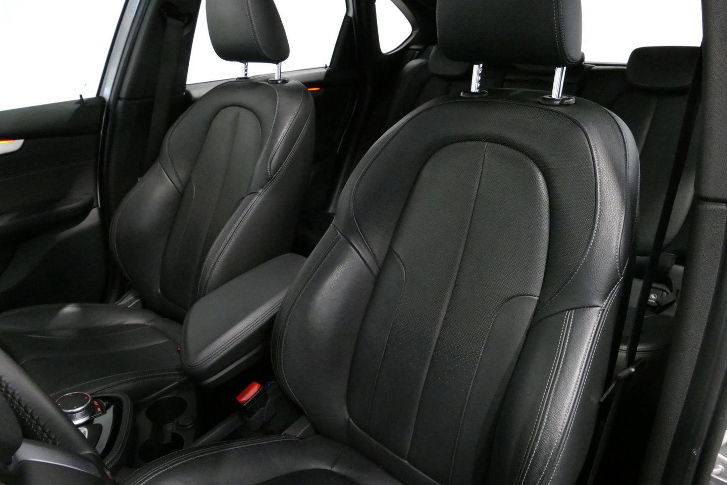 BMW 2 Serie Active Tourer 218i M Sport / Orig. Nederlands / Panoramadak / Elektr. verstelbare voorstoelen (links met memory) / Trekhaak (afneembaar) / Harman Kardon Sound System / Stoelverwarming / Lederen bekleding / HUD / Cruise Control / Navigatie / Elektr. achter