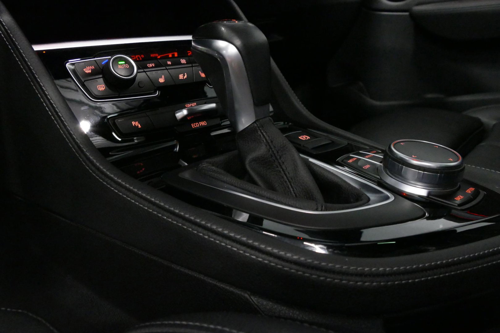 BMW 2 Serie Active Tourer 218i M Sport / Orig. Nederlands / Panoramadak / Elektr. verstelbare voorstoelen (links met memory) / Trekhaak (afneembaar) / Harman Kardon Sound System / Stoelverwarming / Lederen bekleding / HUD / Cruise Control / Navigatie / Elektr. achter