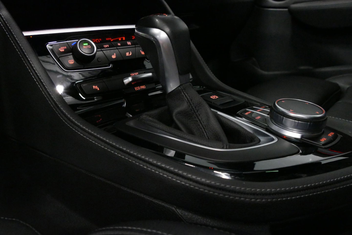 BMW 2 Serie Active Tourer 218i M Sport / Orig. Nederlands / Panoramadak / Elektr. verstelbare voorstoelen (links met memory) / Trekhaak (afneembaar) / Harman Kardon Sound System / Stoelverwarming / Lederen bekleding / HUD / Cruise Control / Navigatie / Elektr. achter