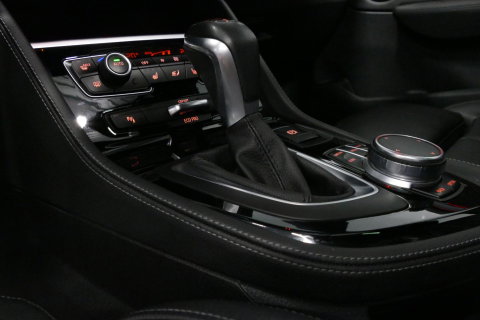 BMW 2 Serie Active Tourer 218i M Sport / Orig. Nederlands / Panoramadak / Elektr. verstelbare voorstoelen (links met memory) / Trekhaak (afneembaar) / Harman Kardon Sound System / Stoelverwarming / Lederen bekleding / HUD / Cruise Control / Navigatie / Elektr. achter
