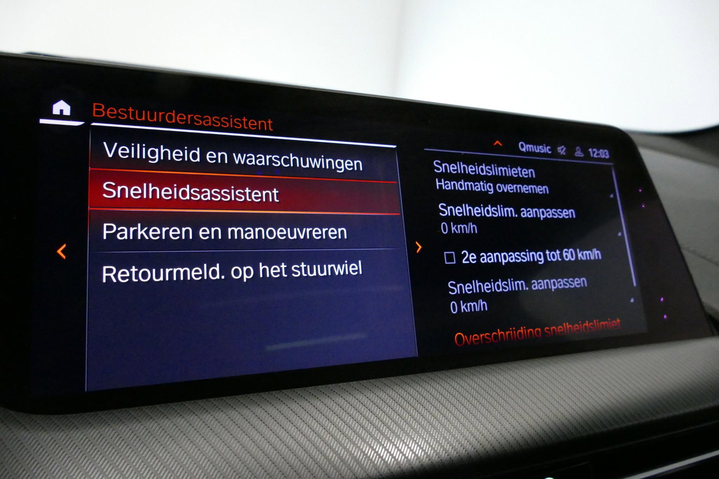 BMW 1 Serie M135i xDrive High Executive Edition / Orig. Nederlands / Panoramadak / Stoelverwarming / Apple Carplay - Android Auto / Ambienteverlichting / HUD / Achteruitrijcamera / Cruise Control / 19'' LMV / Spiegel-pakket / LED koplampen / Lederen bekleding
