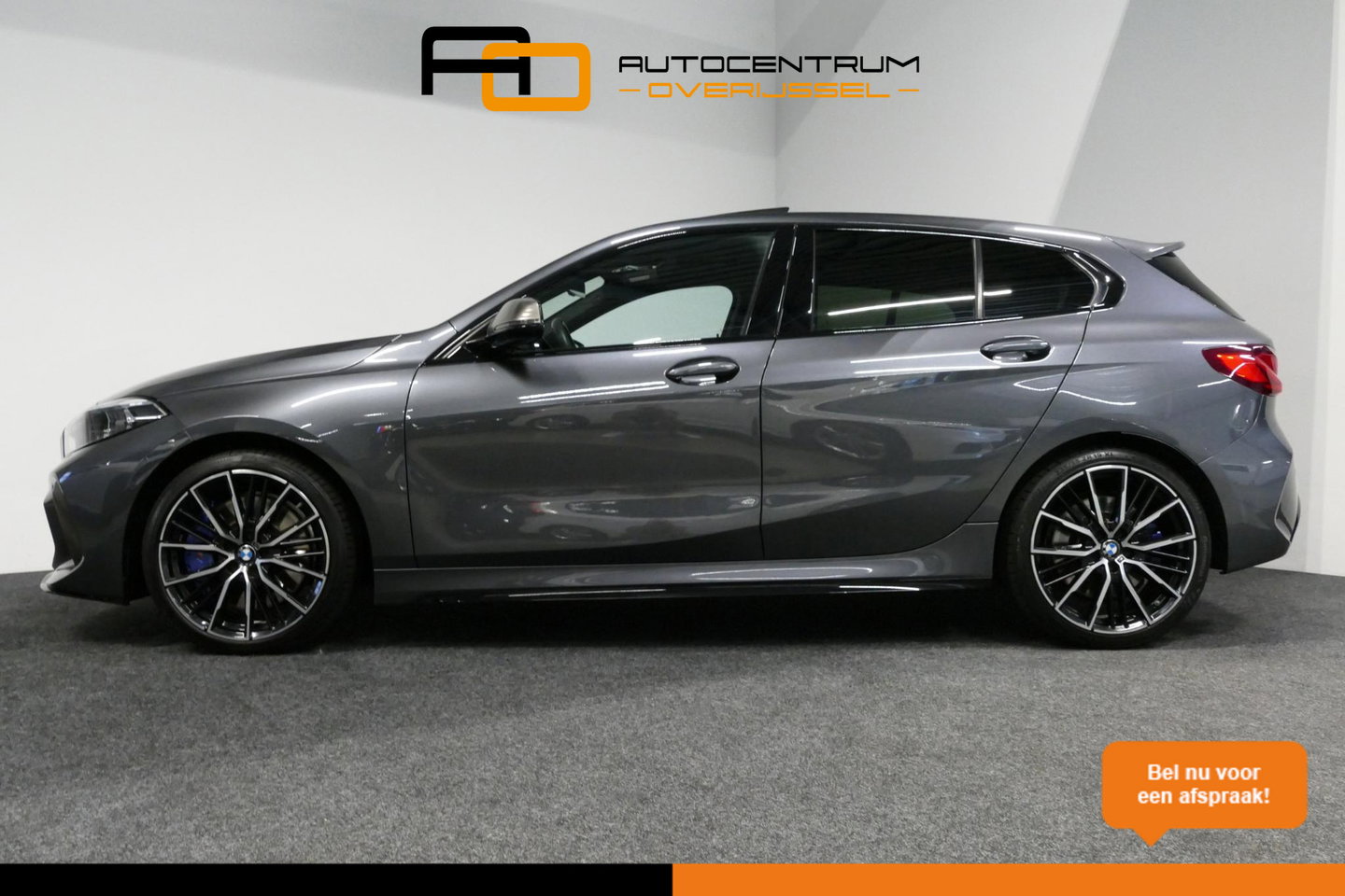 BMW 1 Serie M135i xDrive High Executive Edition / Orig. Nederlands / Panoramadak / Stoelverwarming / Apple Carplay - Android Auto / Ambienteverlichting / HUD / Achteruitrijcamera / Cruise Control / 19'' LMV / Spiegel-pakket / LED koplampen / Lederen bekleding