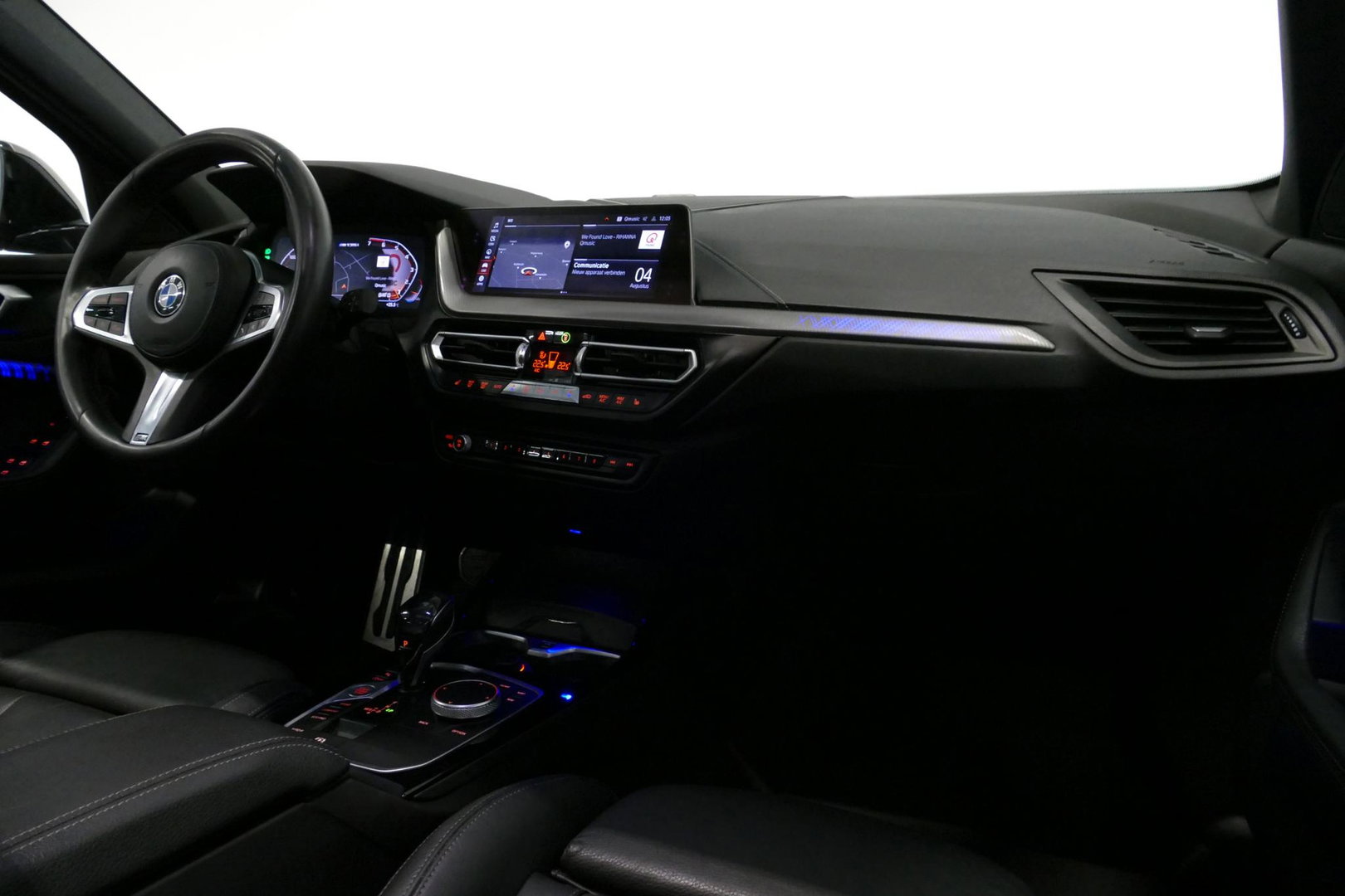 BMW 1 Serie M135i xDrive High Executive Edition / Orig. Nederlands / Panoramadak / Stoelverwarming / Apple Carplay - Android Auto / Ambienteverlichting / HUD / Achteruitrijcamera / Cruise Control / 19'' LMV / Spiegel-pakket / LED koplampen / Lederen bekleding