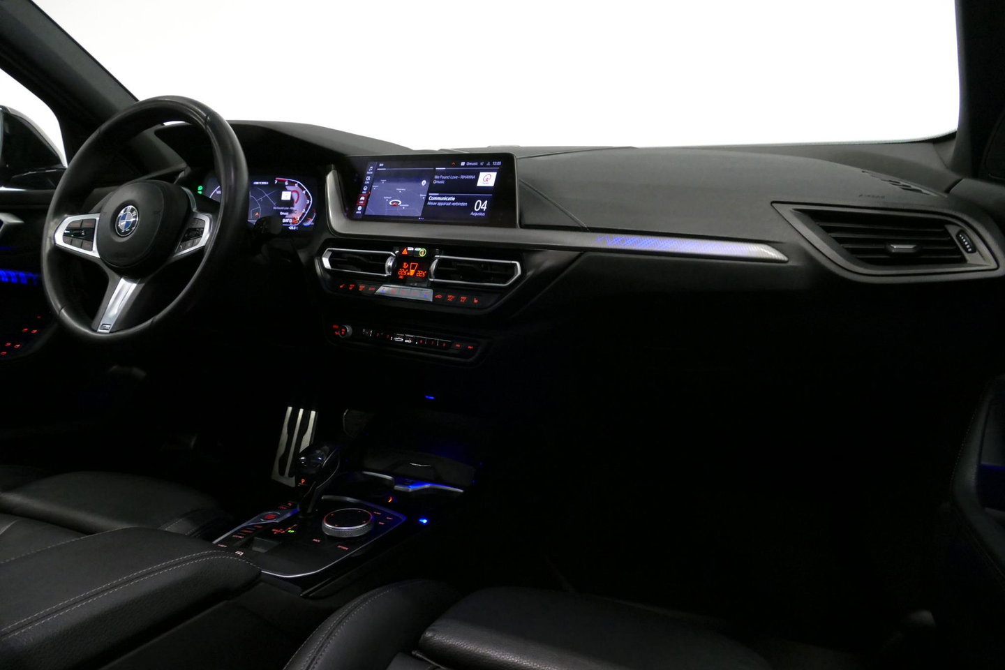 BMW 1 Serie M135i xDrive High Executive Edition / Orig. Nederlands / Panoramadak / Stoelverwarming / Apple Carplay - Android Auto / Ambienteverlichting / HUD / Achteruitrijcamera / Cruise Control / 19'' LMV / Spiegel-pakket / LED koplampen / Lederen bekleding