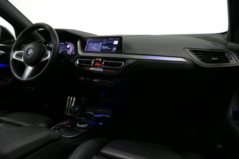 BMW 1 Serie M135i xDrive High Executive Edition / Orig. Nederlands / Panoramadak / Stoelverwarming / Apple Carplay - Android Auto / Ambienteverlichting / HUD / Achteruitrijcamera / Cruise Control / 19'' LMV / Spiegel-pakket / LED koplampen / Lederen bekleding