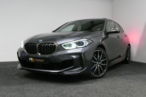 BMW 1 Serie M135i xDrive High Executive Edition / Orig. Nederlands / Panoramadak / Stoelverwarming / Apple Carplay - Android Auto / Ambienteverlichting / HUD / Achteruitrijcamera / Cruise Control / 19'' LMV / Spiegel-pakket / LED koplampen / Lederen bekleding
