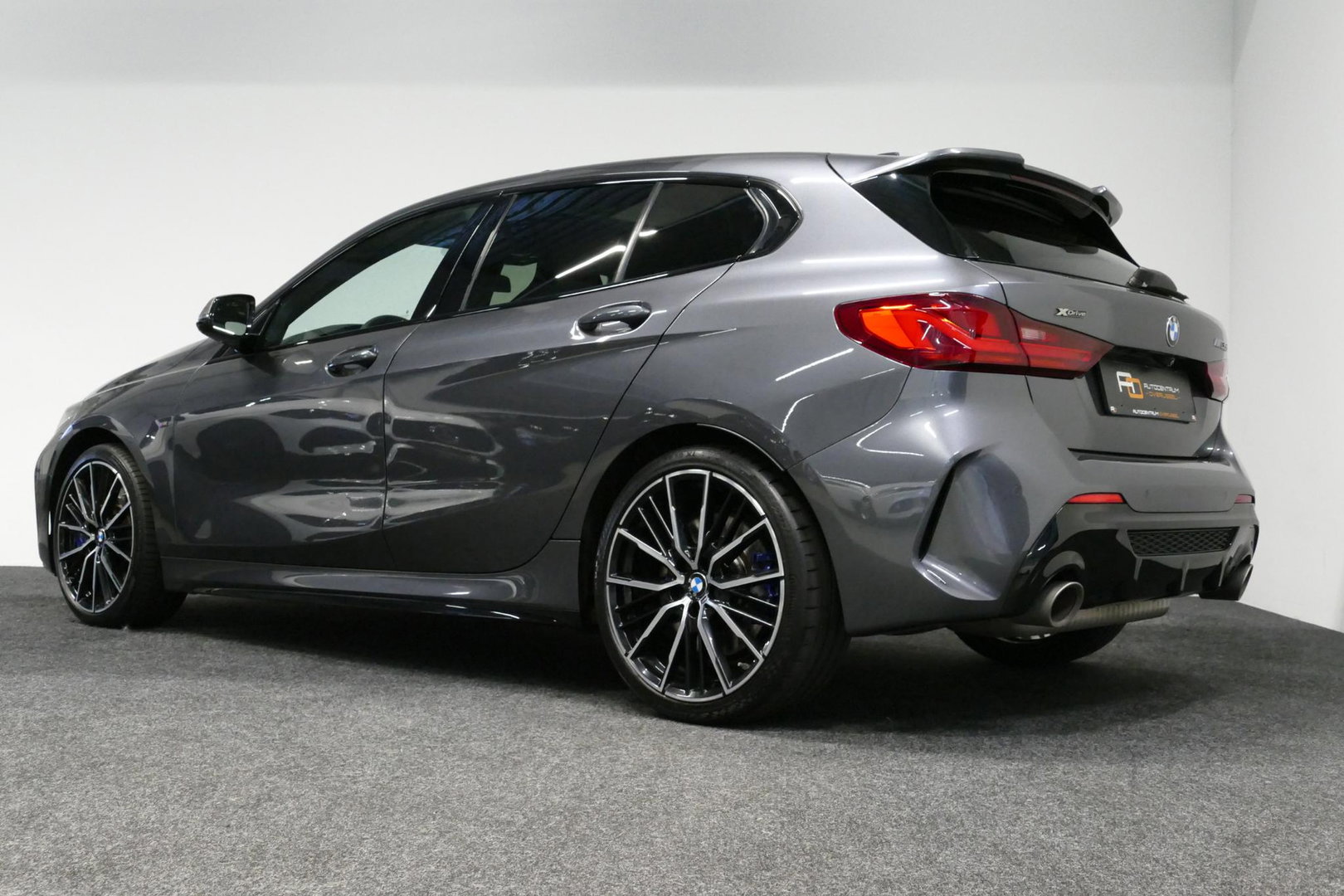 BMW 1 Serie M135i xDrive High Executive Edition / Orig. Nederlands / Panoramadak / Stoelverwarming / Apple Carplay - Android Auto / Ambienteverlichting / HUD / Achteruitrijcamera / Cruise Control / 19'' LMV / Spiegel-pakket / LED koplampen / Lederen bekleding