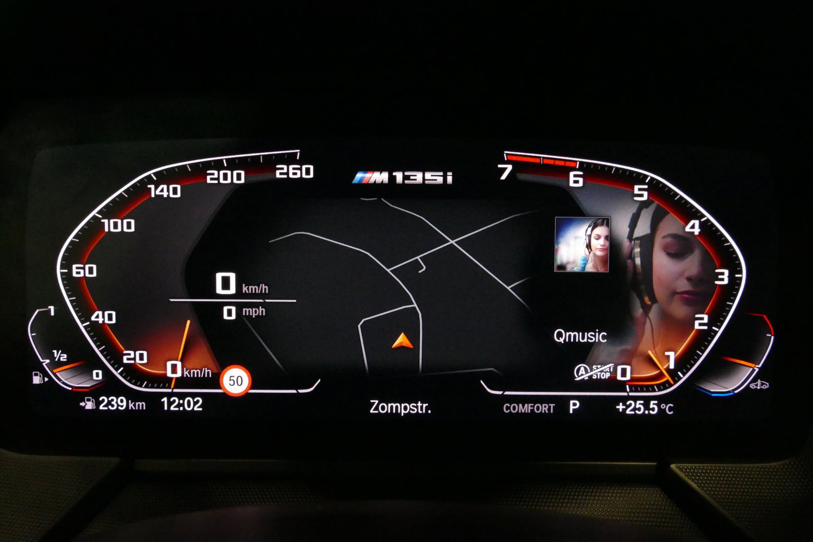 BMW 1 Serie M135i xDrive High Executive Edition / Orig. Nederlands / Panoramadak / Stoelverwarming / Apple Carplay - Android Auto / Ambienteverlichting / HUD / Achteruitrijcamera / Cruise Control / 19'' LMV / Spiegel-pakket / LED koplampen / Lederen bekleding