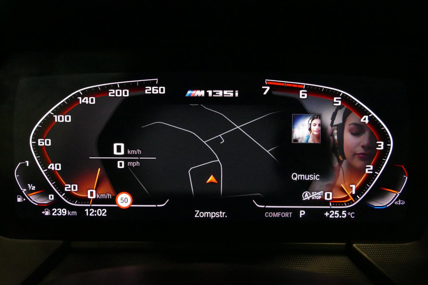 BMW 1 Serie M135i xDrive High Executive Edition / Orig. Nederlands / Panoramadak / Stoelverwarming / Apple Carplay - Android Auto / Ambienteverlichting / HUD / Achteruitrijcamera / Cruise Control / 19'' LMV / Spiegel-pakket / LED koplampen / Lederen bekleding