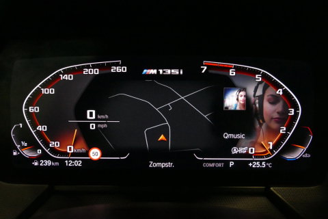 BMW 1 Serie M135i xDrive High Executive Edition / Orig. Nederlands / Panoramadak / Stoelverwarming / Apple Carplay - Android Auto / Ambienteverlichting / HUD / Achteruitrijcamera / Cruise Control / 19'' LMV / Spiegel-pakket / LED koplampen / Lederen bekleding