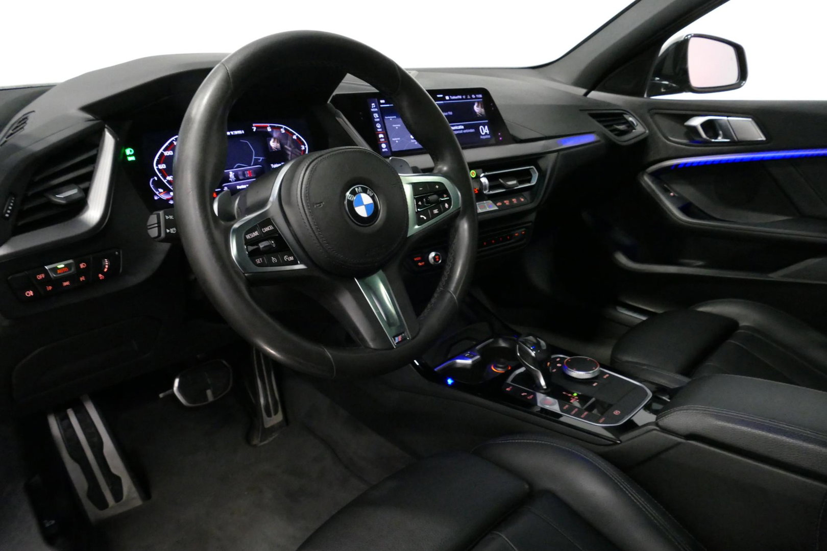 BMW 1 Serie M135i xDrive High Executive Edition / Orig. Nederlands / Panoramadak / Stoelverwarming / Apple Carplay - Android Auto / Ambienteverlichting / HUD / Achteruitrijcamera / Cruise Control / 19'' LMV / Spiegel-pakket / LED koplampen / Lederen bekleding