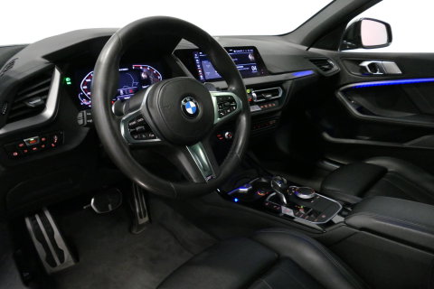 BMW 1 Serie M135i xDrive High Executive Edition / Orig. Nederlands / Panoramadak / Stoelverwarming / Apple Carplay - Android Auto / Ambienteverlichting / HUD / Achteruitrijcamera / Cruise Control / 19'' LMV / Spiegel-pakket / LED koplampen / Lederen bekleding