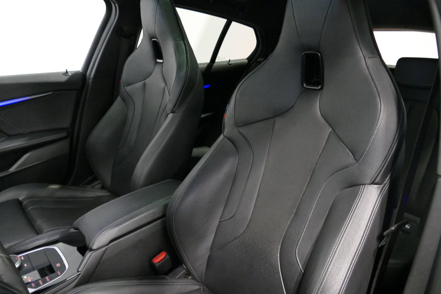 BMW 1 Serie M135i xDrive High Executive Edition / Orig. Nederlands / Panoramadak / Stoelverwarming / Apple Carplay - Android Auto / Ambienteverlichting / HUD / Achteruitrijcamera / Cruise Control / 19'' LMV / Spiegel-pakket / LED koplampen / Lederen bekleding