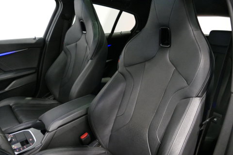 BMW 1 Serie M135i xDrive High Executive Edition / Orig. Nederlands / Panoramadak / Stoelverwarming / Apple Carplay - Android Auto / Ambienteverlichting / HUD / Achteruitrijcamera / Cruise Control / 19'' LMV / Spiegel-pakket / LED koplampen / Lederen bekleding
