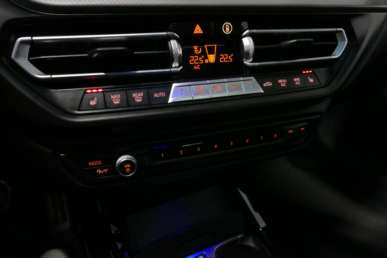 BMW 1 Serie M135i xDrive High Executive Edition / Orig. Nederlands / Panoramadak / Stoelverwarming / Apple Carplay - Android Auto / Ambienteverlichting / HUD / Achteruitrijcamera / Cruise Control / 19'' LMV / Spiegel-pakket / LED koplampen / Lederen bekleding