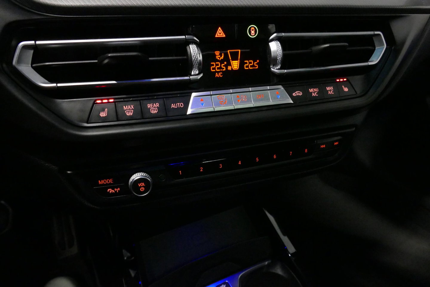 BMW 1 Serie M135i xDrive High Executive Edition / Orig. Nederlands / Panoramadak / Stoelverwarming / Apple Carplay - Android Auto / Ambienteverlichting / HUD / Achteruitrijcamera / Cruise Control / 19'' LMV / Spiegel-pakket / LED koplampen / Lederen bekleding