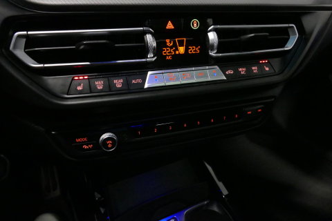 BMW 1 Serie M135i xDrive High Executive Edition / Orig. Nederlands / Panoramadak / Stoelverwarming / Apple Carplay - Android Auto / Ambienteverlichting / HUD / Achteruitrijcamera / Cruise Control / 19'' LMV / Spiegel-pakket / LED koplampen / Lederen bekleding
