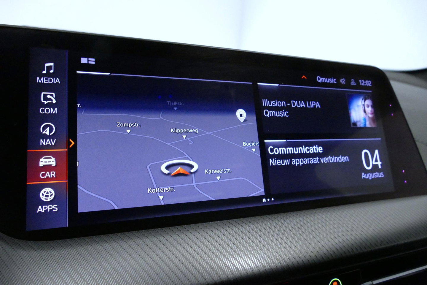 BMW 1 Serie M135i xDrive High Executive Edition / Orig. Nederlands / Panoramadak / Stoelverwarming / Apple Carplay - Android Auto / Ambienteverlichting / HUD / Achteruitrijcamera / Cruise Control / 19'' LMV / Spiegel-pakket / LED koplampen / Lederen bekleding