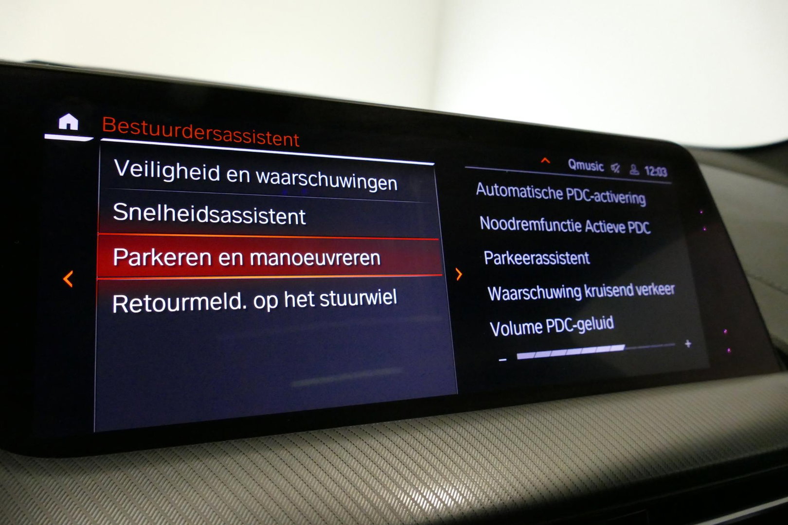 BMW 1 Serie M135i xDrive High Executive Edition / Orig. Nederlands / Panoramadak / Stoelverwarming / Apple Carplay - Android Auto / Ambienteverlichting / HUD / Achteruitrijcamera / Cruise Control / 19'' LMV / Spiegel-pakket / LED koplampen / Lederen bekleding