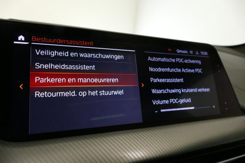 BMW 1 Serie M135i xDrive High Executive Edition / Orig. Nederlands / Panoramadak / Stoelverwarming / Apple Carplay - Android Auto / Ambienteverlichting / HUD / Achteruitrijcamera / Cruise Control / 19'' LMV / Spiegel-pakket / LED koplampen / Lederen bekleding