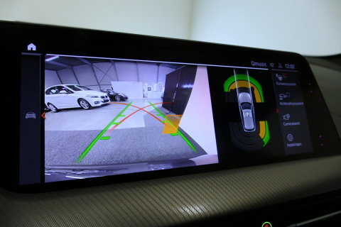 BMW 1 Serie M135i xDrive High Executive Edition / Orig. Nederlands / Panoramadak / Stoelverwarming / Apple Carplay - Android Auto / Ambienteverlichting / HUD / Achteruitrijcamera / Cruise Control / 19'' LMV / Spiegel-pakket / LED koplampen / Lederen bekleding