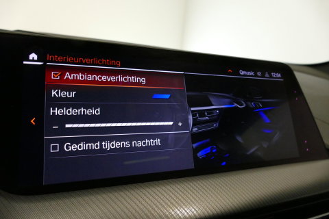 BMW 1 Serie M135i xDrive High Executive Edition / Orig. Nederlands / Panoramadak / Stoelverwarming / Apple Carplay - Android Auto / Ambienteverlichting / HUD / Achteruitrijcamera / Cruise Control / 19'' LMV / Spiegel-pakket / LED koplampen / Lederen bekleding