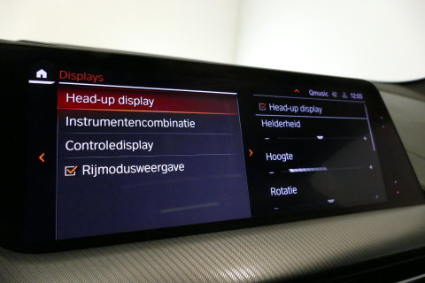BMW 1 Serie M135i xDrive High Executive Edition / Orig. Nederlands / Panoramadak / Stoelverwarming / Apple Carplay - Android Auto / Ambienteverlichting / HUD / Achteruitrijcamera / Cruise Control / 19'' LMV / Spiegel-pakket / LED koplampen / Lederen bekleding