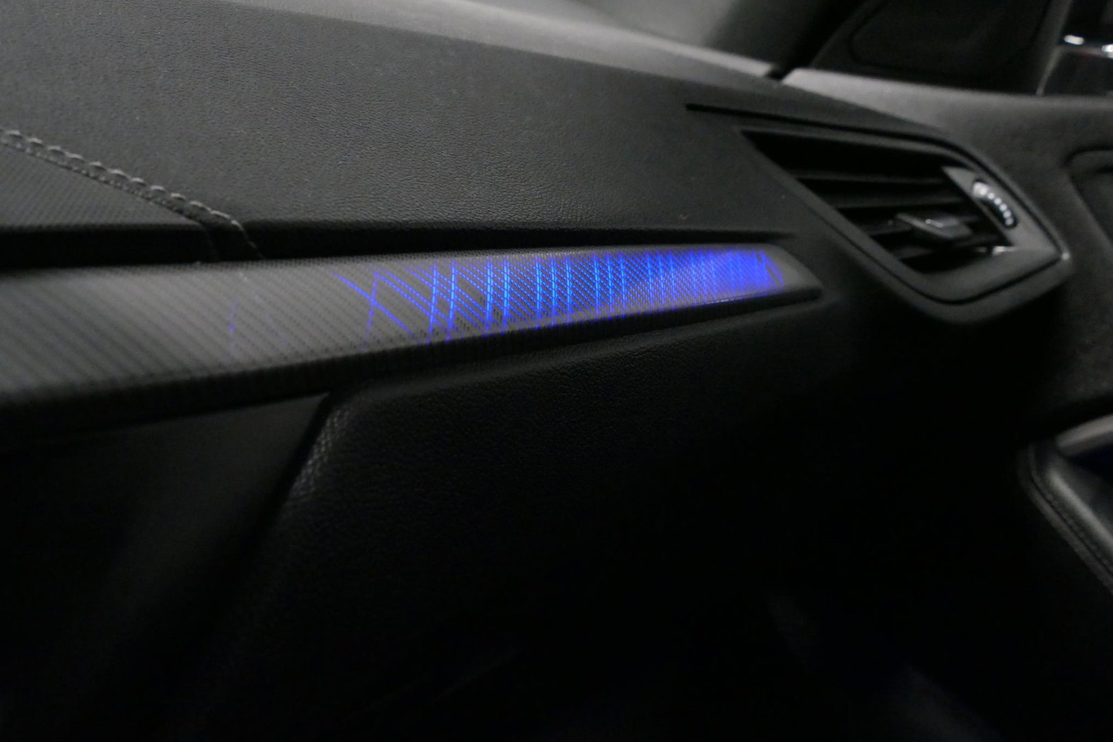 BMW 1 Serie M135i xDrive High Executive Edition / Orig. Nederlands / Panoramadak / Stoelverwarming / Apple Carplay - Android Auto / Ambienteverlichting / HUD / Achteruitrijcamera / Cruise Control / 19'' LMV / Spiegel-pakket / LED koplampen / Lederen bekleding