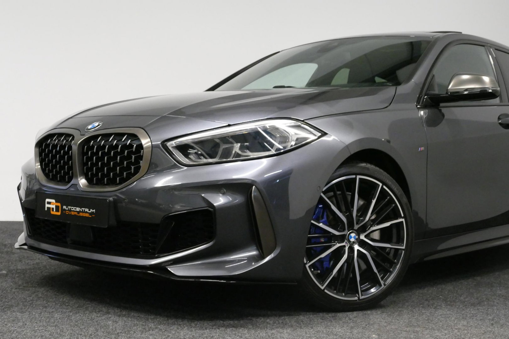 BMW 1 Serie M135i xDrive High Executive Edition / Orig. Nederlands / Panoramadak / Stoelverwarming / Apple Carplay - Android Auto / Ambienteverlichting / HUD / Achteruitrijcamera / Cruise Control / 19'' LMV / Spiegel-pakket / LED koplampen / Lederen bekleding